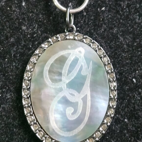 💜A light purple holographic color Guess Necklace - Picture 8 of 9